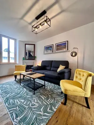 Coin salon dans l'établissement Maison 6 personnes - Spa privé Jardin Pétanque - Proche gare Brive