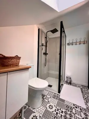 Salle de bains dans l'établissement Maison 6 personnes - Spa privé Jardin Pétanque - Proche gare Brive