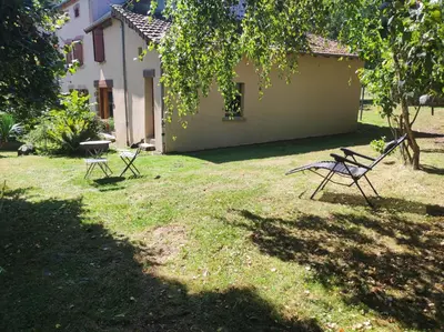 Jardin de l'établissement Gite du Dolmen classé 3 épis