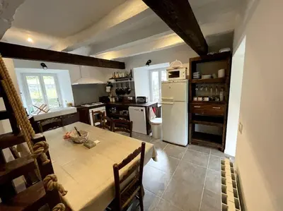Cuisine ou kitchenette dans l'établissement Gîte du Pays-de-Salers, Cantal, classé 1*