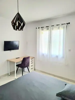 Télévision ou salle de divertissement dans l'établissement Maison tout près d’Aurillac - Monts du Cantal