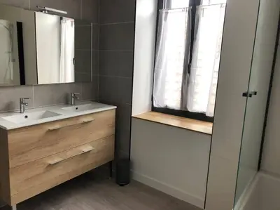 Salle de bains dans l'établissement Maison entièrement renovee