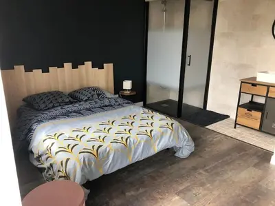 Un ou plusieurs lits dans un hébergement de l'établissement Maison entièrement renovee