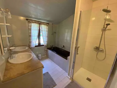 Salle de bains dans l'établissement Le Mondou