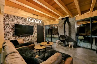 Télévision ou salle de divertissement dans l'établissement La Flèche 1 - Chalet Standing - Jacuzzi Privatif