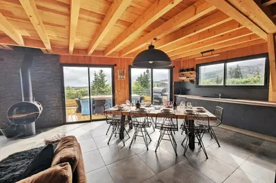 Coin salon dans l'établissement La Flèche 1 - Chalet Standing - Jacuzzi Privatif