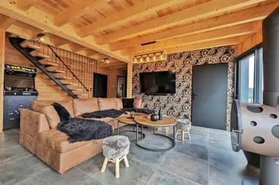 Coin salon dans l'établissement La Flèche 1 - Chalet Standing - Jacuzzi Privatif