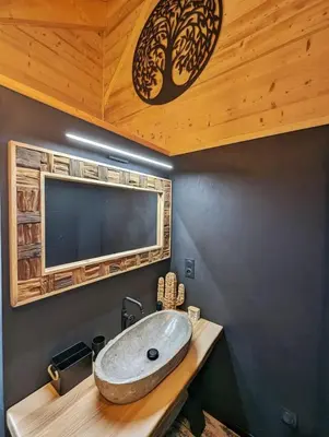 Salle de bains dans l'établissement La Flèche 1 - Chalet Standing - Jacuzzi Privatif