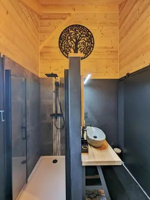 Salle de bains dans l'établissement La Flèche 1 - Chalet Standing - Jacuzzi Privatif