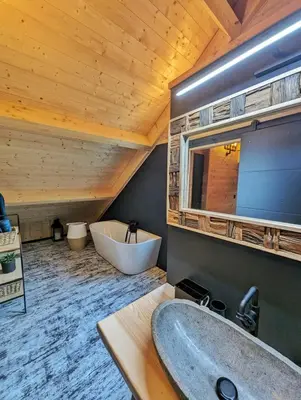 Salle de bains dans l'établissement La Flèche 1 - Chalet Standing - Jacuzzi Privatif