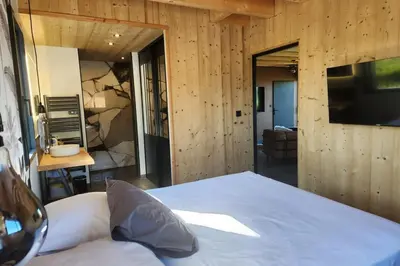 Télévision ou salle de divertissement dans l'établissement Chalet de Standing à Super Besse avec Jacuzzi SB2