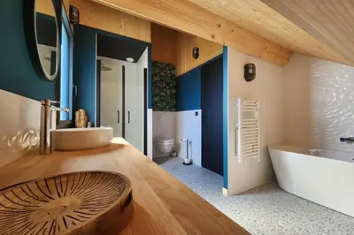 Salle de bains dans l'établissement Chalet de Standing à Super Besse avec Jacuzzi SB2