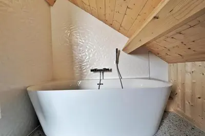Salle de bains dans l'établissement Chalet de Standing à Super Besse avec Jacuzzi SB2