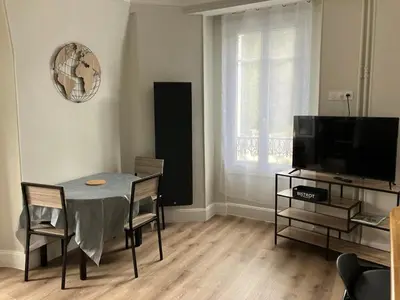 Télévision ou salle de divertissement dans l'établissement Très beau meublé lumineux