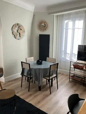 Télévision ou salle de divertissement dans l'établissement Très beau meublé lumineux