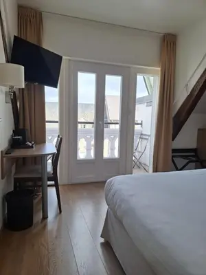 Télévision ou salle de divertissement dans l'établissement Le Grand Hôtel Ussel ''nouvelle Gérance 2023''