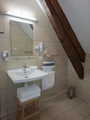 Salle de bains dans l'établissement Le Grand Hôtel Ussel ''nouvelle Gérance 2023''