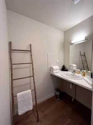 Salle de bains dans l'établissement Gîte Bois Tordu - 3 chambres - proche Bourganeuf