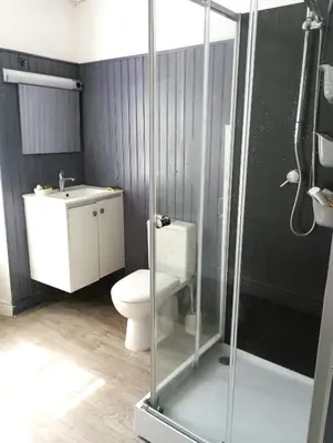Salle de bains dans l'établissement Cottage reflet de bonheur
