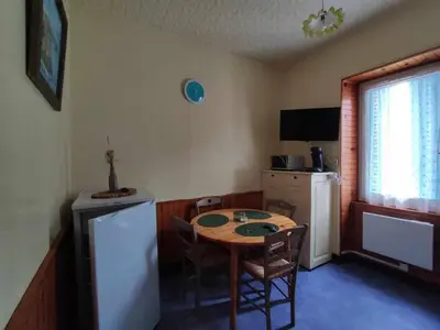 Télévision ou salle de divertissement dans l'établissement Le Nid Douillet Bohème Linge fourni