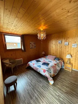 Un ou plusieurs lits dans un hébergement de l'établissement Chalet des Gardettes, belle vue 1220m d'altitude