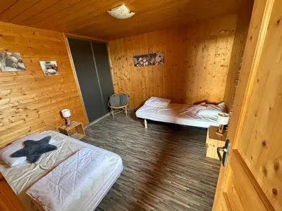 Un ou plusieurs lits dans un hébergement de l'établissement Chalet des Gardettes, belle vue 1220m d'altitude