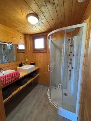 Salle de bains dans l'établissement Chalet des Gardettes, belle vue 1220m d'altitude