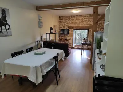 Télévision ou salle de divertissement dans l'établissement gîte le Ranch de Vassiviére