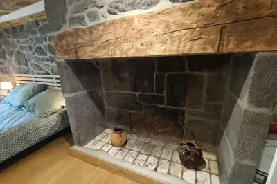 Un ou plusieurs lits dans un hébergement de l'établissement Gîte pour 9 personnes avec jardin à proximité du Puy Mary