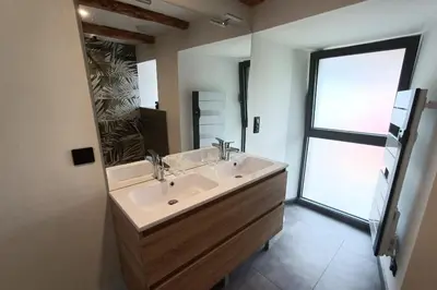 Salle de bains dans l'établissement Gîte pour 9 personnes avec jardin à proximité du Puy Mary