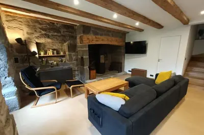 Télévision ou salle de divertissement dans l'établissement Gîte pour 9 personnes avec jardin à proximité du Puy Mary
