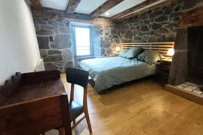 Un ou plusieurs lits dans un hébergement de l'établissement Gîte pour 9 personnes avec jardin à proximité du Puy Mary