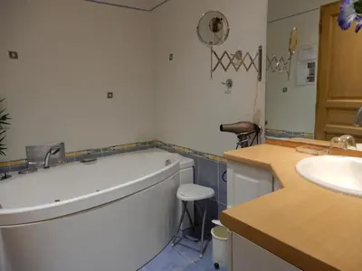 Salle de bains dans l'établissement Appartement les Coquelicots Super Besse