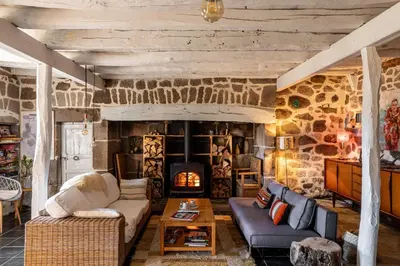 Coin salon dans l'établissement Gîte le Clou