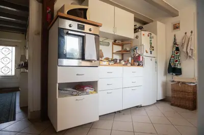 Cuisine ou kitchenette dans l'établissement Maison familiale du pont Millénaire