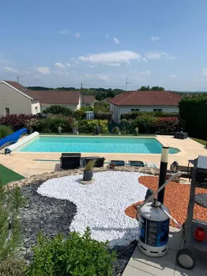Piscine de l'établissement UNE AGREABLE CHAMBRE INDEPENDANTE ou située à proximité