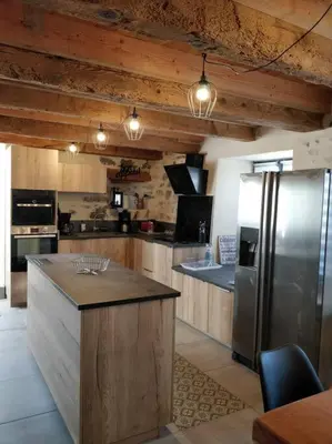 Cuisine ou kitchenette dans l'établissement Location maison Bourboule