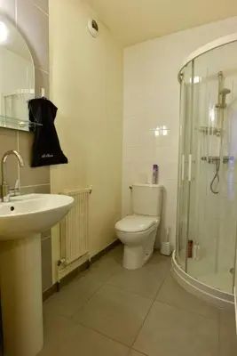 Salle de bains dans l'établissement STUDiO LUXUEUX AVEC VUE SUR CORREZE