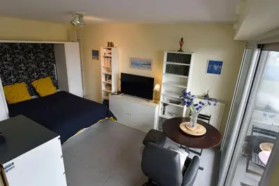 Cuisine ou kitchenette dans l'établissement STUDiO LUXUEUX AVEC VUE SUR CORREZE