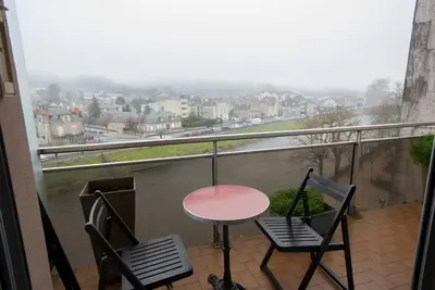 Balcon ou terrasse dans l'établissement STUDiO LUXUEUX AVEC VUE SUR CORREZE