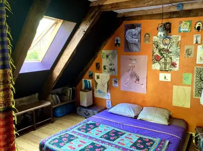 Un ou plusieurs lits dans un hébergement de l'établissement Havre de paix rénové avec amour, espace yoga .