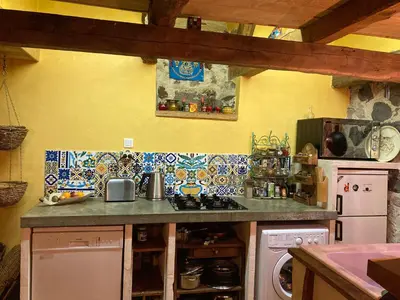 Cuisine ou kitchenette dans l'établissement Havre de paix rénové avec amour, espace yoga .