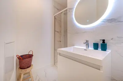Salle de bains dans l'établissement Le Majestueux du Cœur de Ville, Lumineux-Spacieux