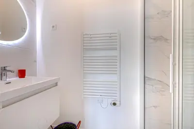 Salle de bains dans l'établissement Le Majestueux du Cœur de Ville, Lumineux-Spacieux