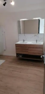 Salle de bains dans l'établissement Maison au cœur du Sancy