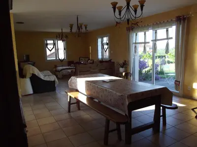 Coin salon dans l'établissement maison plein pied sur grand terrain VIELLE