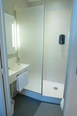 Salle de bains dans l'établissement B&B HOTEL Limoges Centre Gare