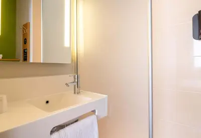 Salle de bains dans l'établissement B&B HOTEL Limoges Centre Gare