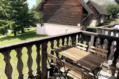 Balcon ou terrasse dans l'établissement T3 duplex Super Besse, parking, piscine, wifi