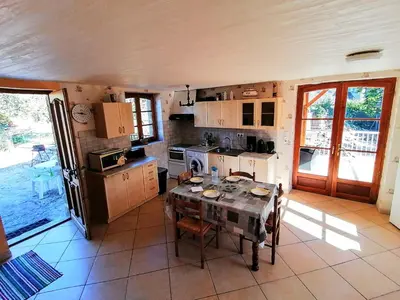 Cuisine ou kitchenette dans l'établissement Gîte de la Brande